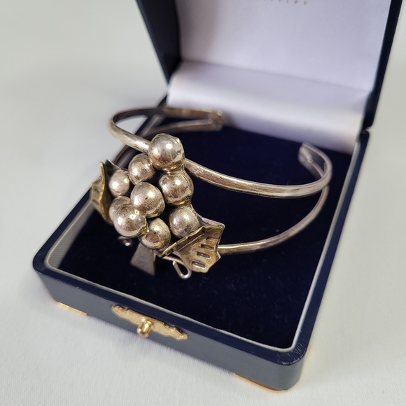 Vintage sterling silver Mexican grapes cluster cuff bracelet. Marked. Gift idea. - Picture 3 of 11